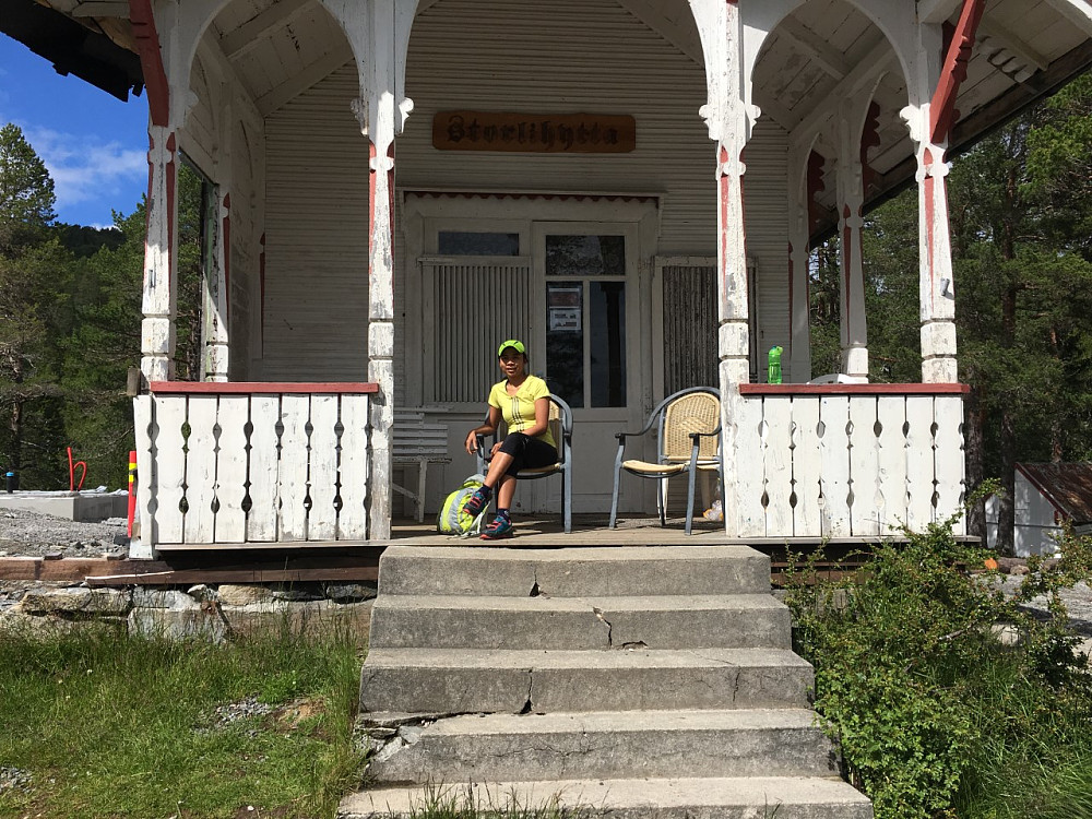 Sol på verandaen på Storlihytta.