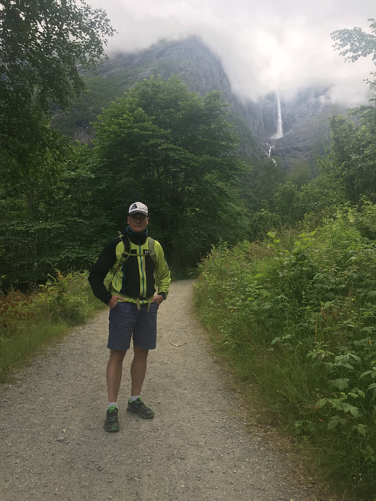 Tåka letner og Mardalsfossen kommer til syne i full høyde.