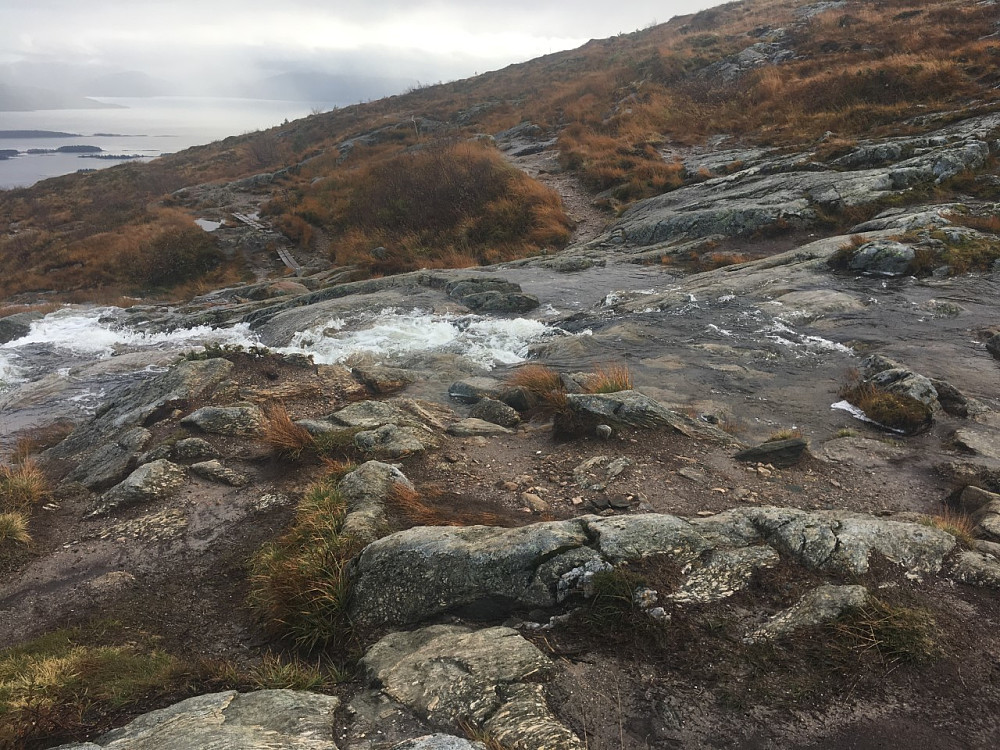 Auduntjørnan går svært høy nå. Her kunne man ikke passere i dag. Jeg måtte over litt lenger opp.