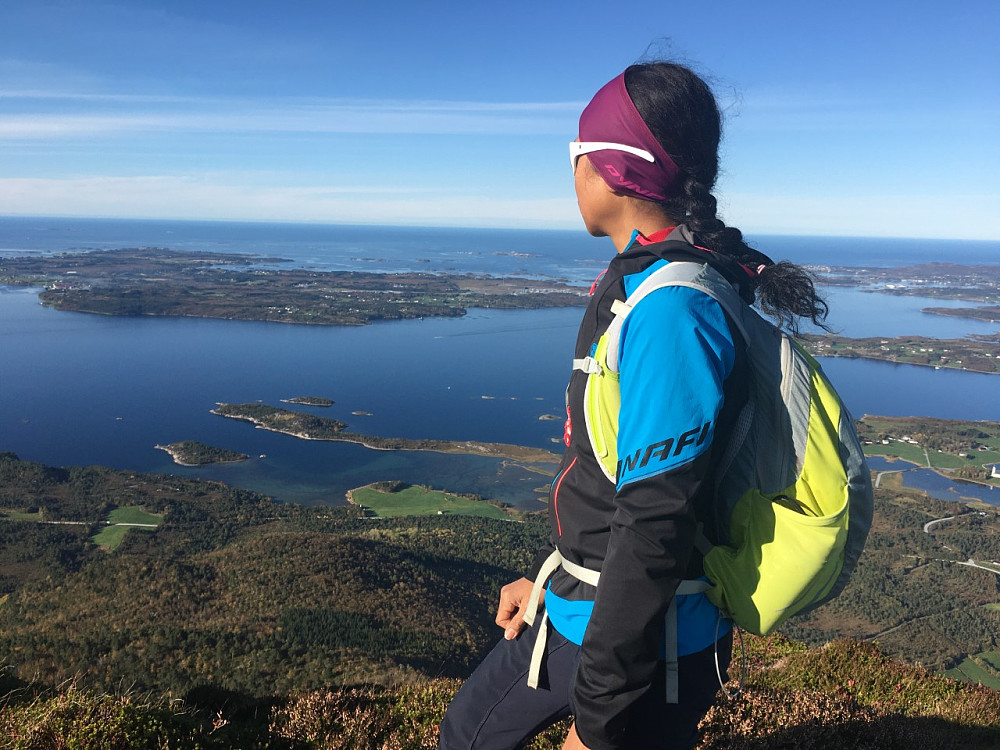Gossen i bakgrunnen
