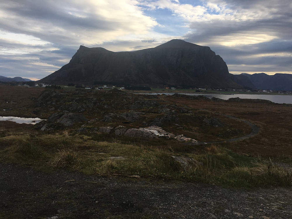 Stemshesten og Sjurvarden sett fra Nordneset fyr.