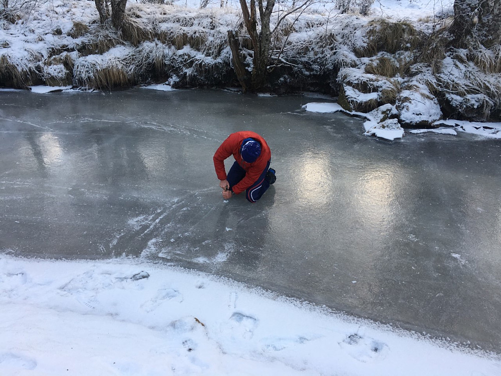Arnt Owe sjekker is tykkelsen, her var det trygt.