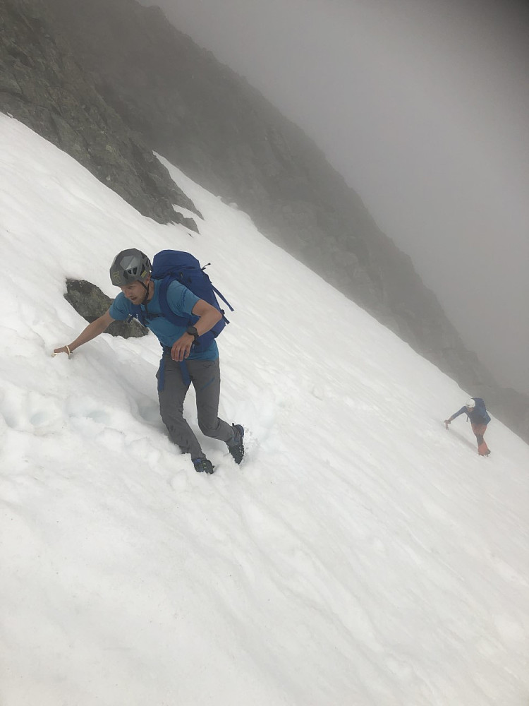 Fortsatt noe snø igjen oppe i fjellet.