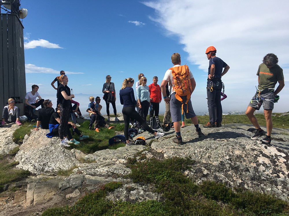 Gulberget og gruppa som hadde rappell.