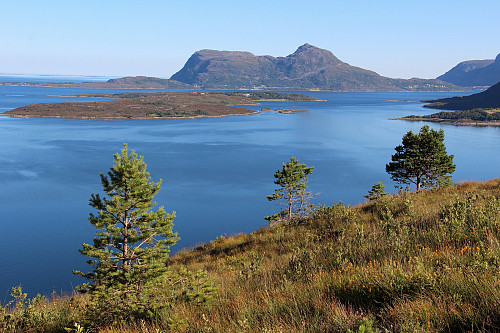 Utsikt mot Midøya med Bløkallen fra langt nede på nordryggen av Grøtshornet.