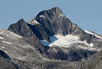 Skjorta og Søndre Skjortetinden med sine framtredene østegger, to fine alpine klatreruter.