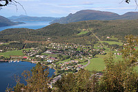 Utsikt mot Tingvollvågen fra toppen av Koksviklia. Høgfjellet og karakteristiske Gammelvetten i bakgrunnen.