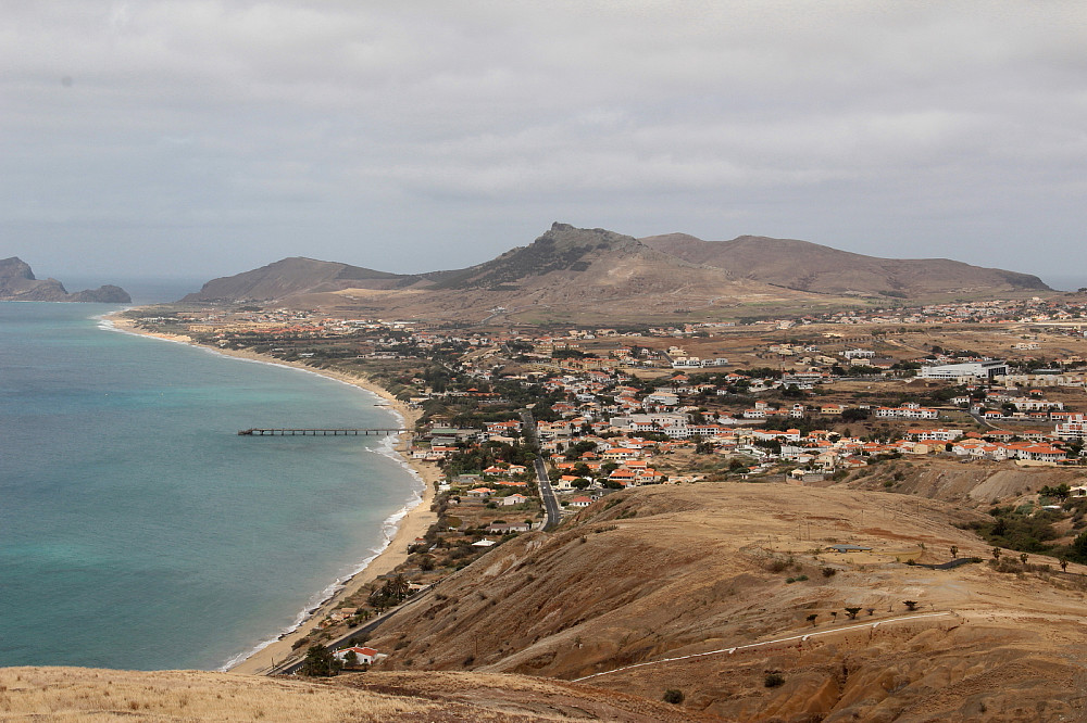 Utsikt fra Miradouro da Portela. Porto Santo med hovedstaden Vila Baleira, og den kjente sandstranda som strekker seg langs sørkysten.