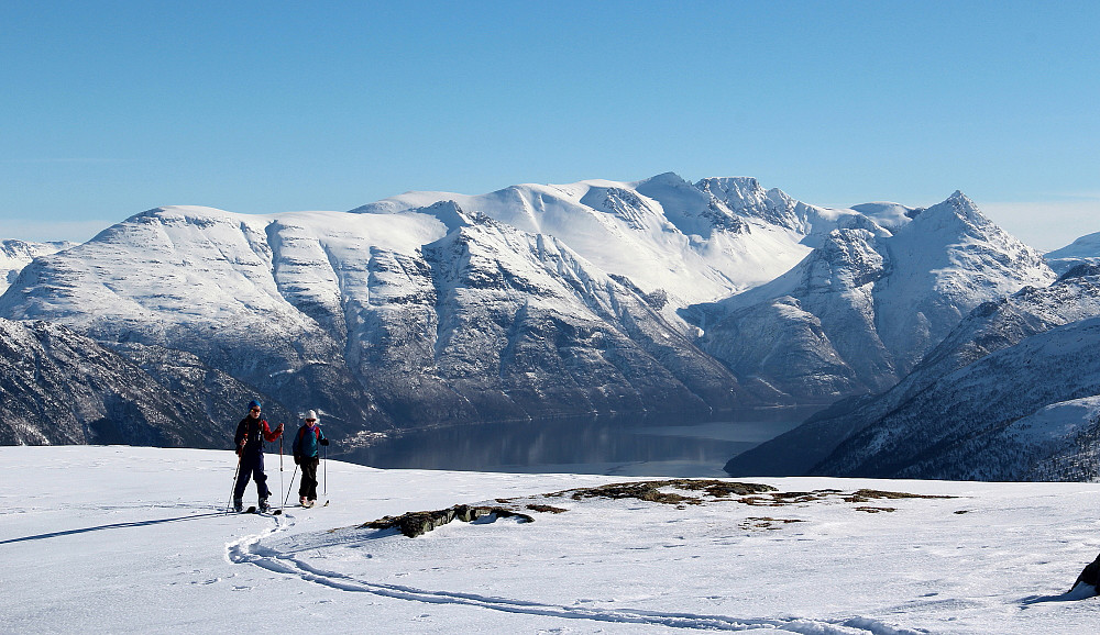 På veg over Høghaugen. Innerste del av Sunndalsfjorden med bl.a. Dronningkrona, Kongskrona og Hovsnebba i bakgrunnen.