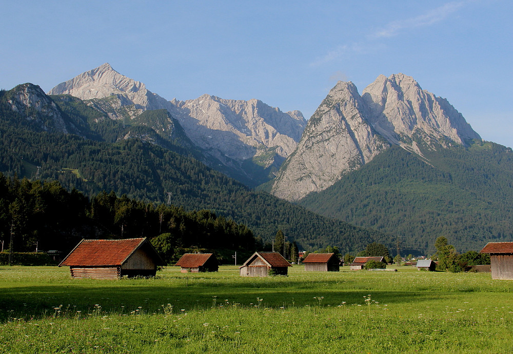 Zugspitzgebiet fra Garmisch-sida. Alpspitze til venstre. Höllental går inn i Zugspitzmassivet midt i bildet.