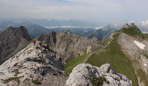 Fra toppryggen av Westliche Karwendelspitze. Mittenwalder Höhenweg følger ryggen i bakgrunnen.