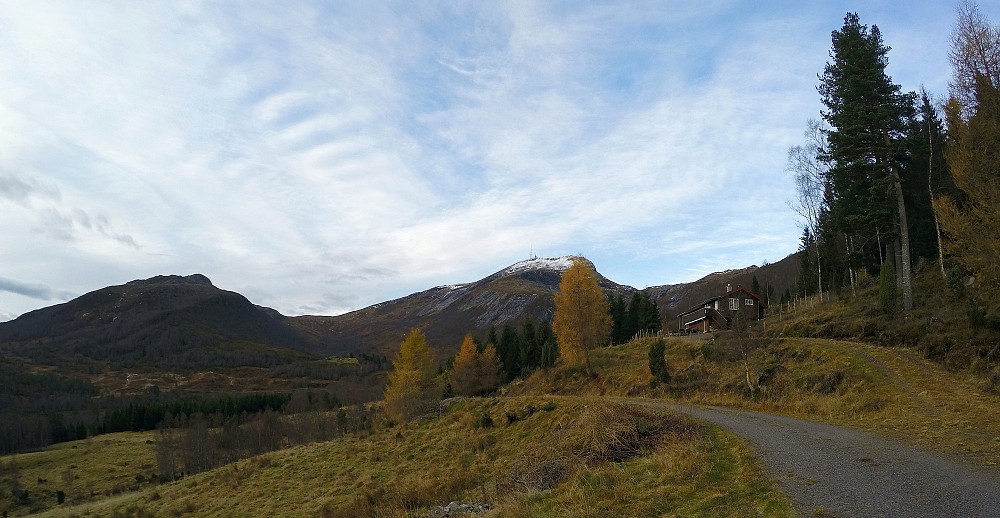 Ved Kinna, mot Litl-Reinsfjellet, Svanavollen og Reinsfjellet.