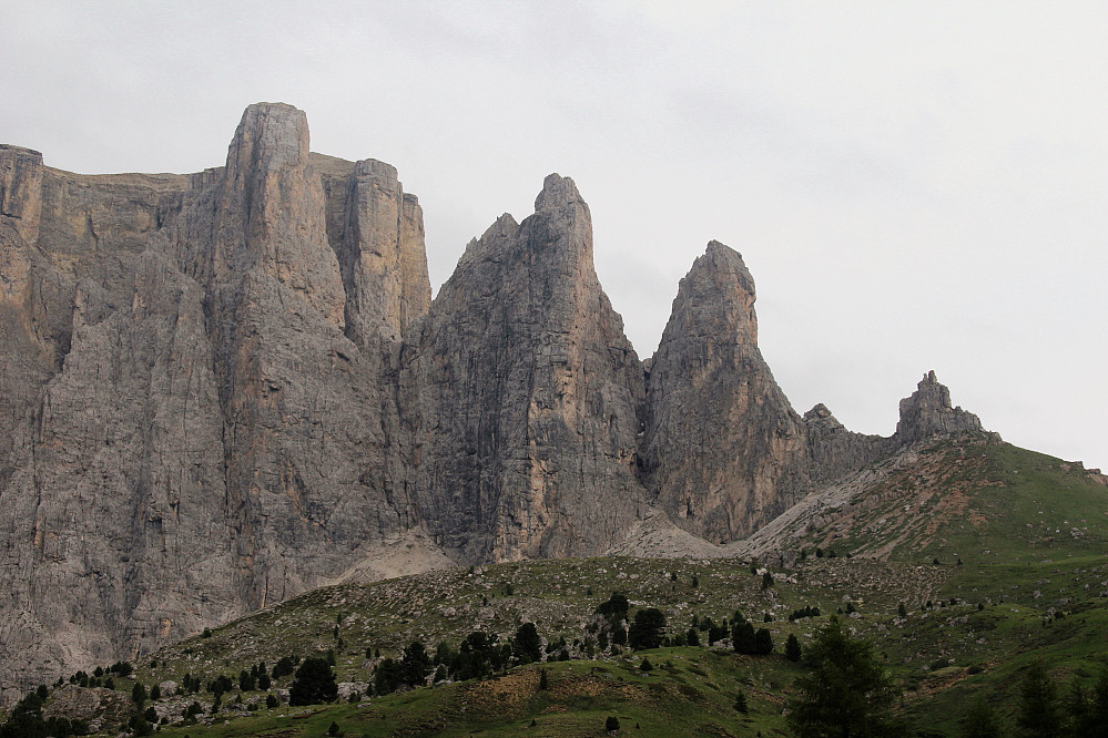 La Locomotiva (t.h.) voktes av Sellatürme/Torri del Sella.
