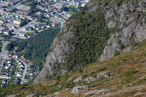 Tilbakeblikk mot deler av ruta fra Høgaksla. Vi ser bl.a. brua, og det er også folk på rasteplassen.