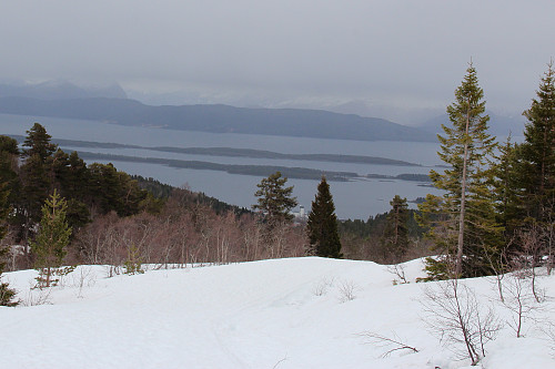 Fortsatt en del snø ved Skihytta.