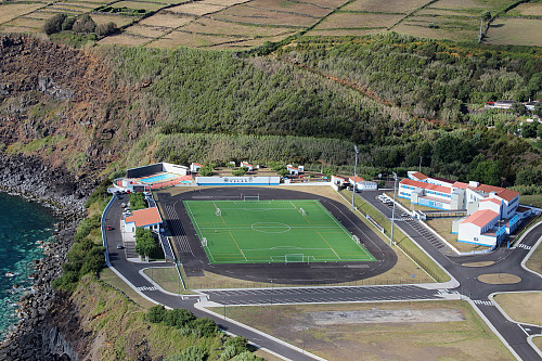 Mange kunstgrassbaner å finne, her stadion i Velas på São Jorge.