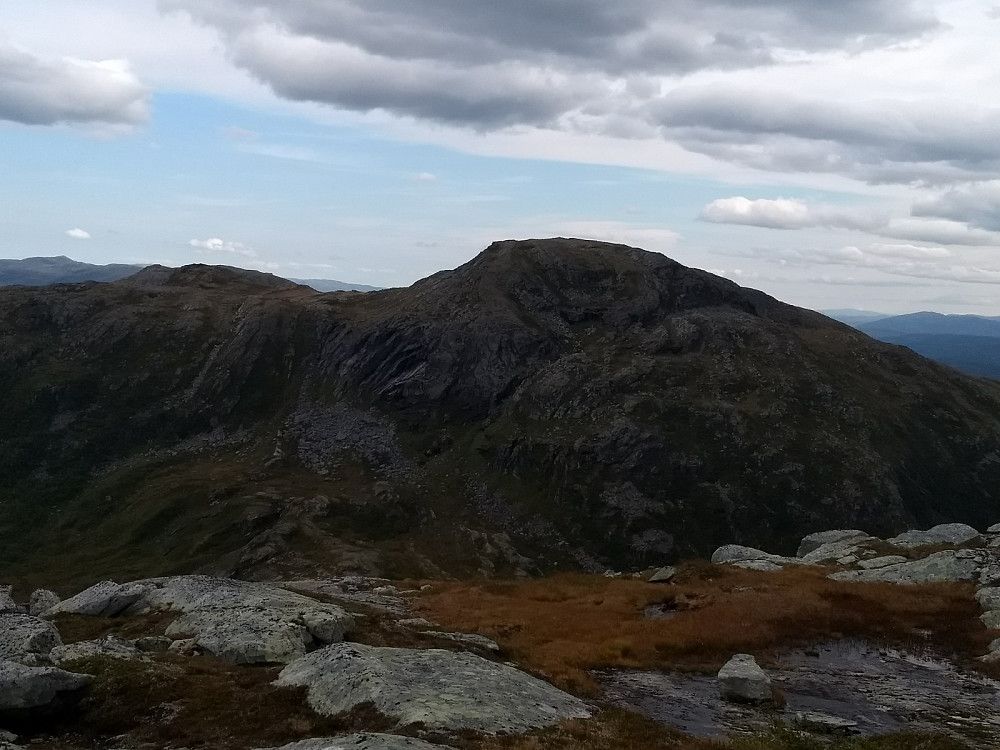 Tilbakeblikk mot Hjelmkona. Tok oss ned det bratte terrenget til høyre for ura midt i bildet.