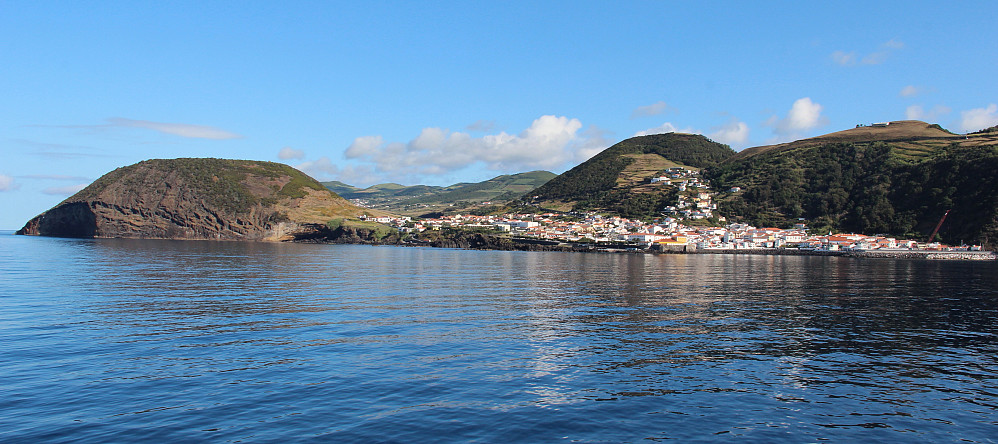 Vi ankommer Velas. Byfjellet Morro Grande til venstre.