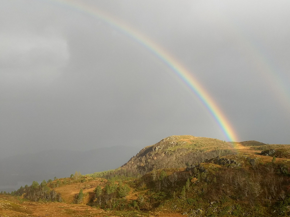 Regnbue over Eikremsfjellet.