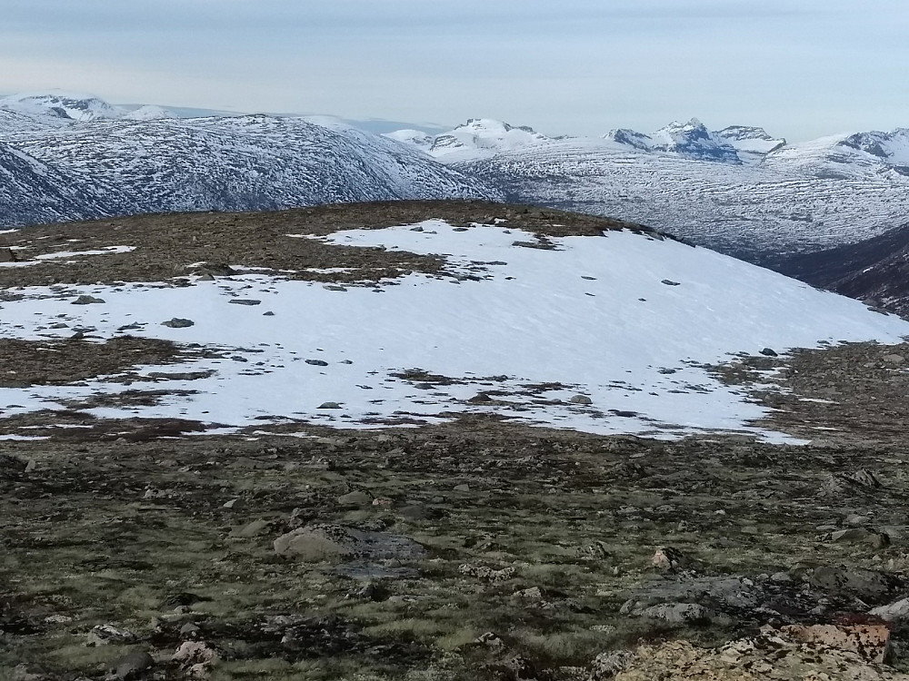 Tilbakeblikk mot nordvestfortoppen. I bakgrunnen sees bl.a. Kaldfonna?, Kongskrona, Trolla og Skarfjell.