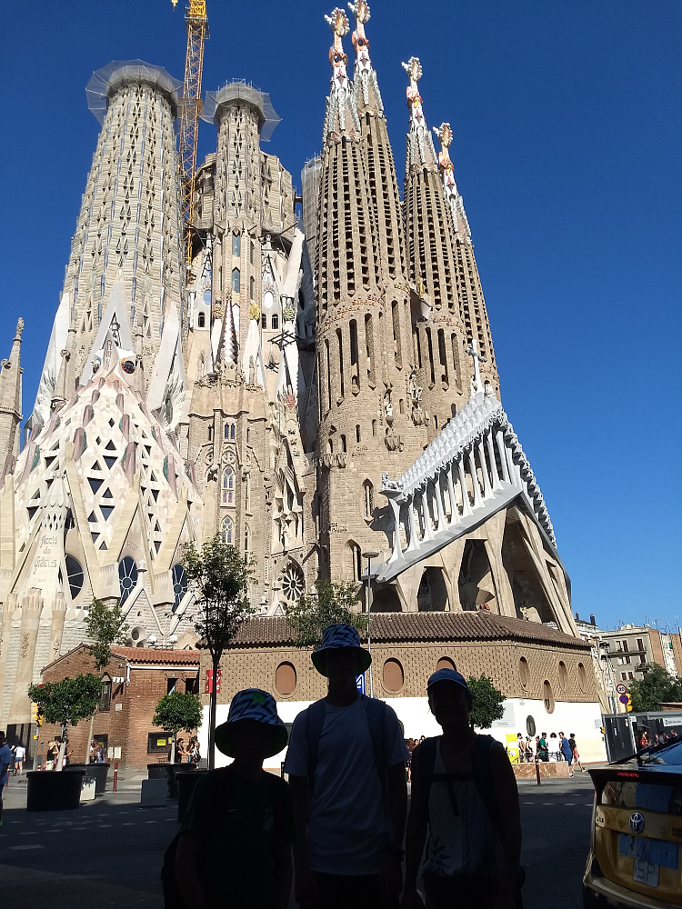 Turister i skyggen ved La Sagrada Familia.