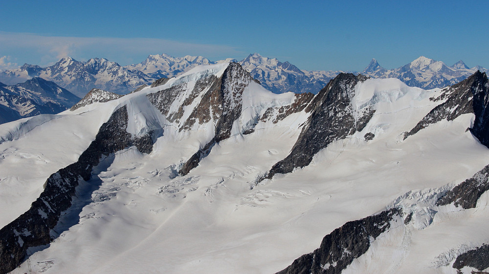Utsikt. Monte Rosa sentralt i bakgrunnen. Ellers gjenkjenner vi Matterhorn.