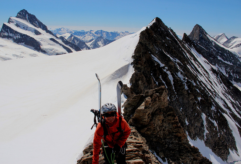 På sørøstryggen av Gross Fiescherhorn. Hinter Fiescherhorn og Grünhorn i bakgrunnen. Finsteraarhorn helt til venstre.