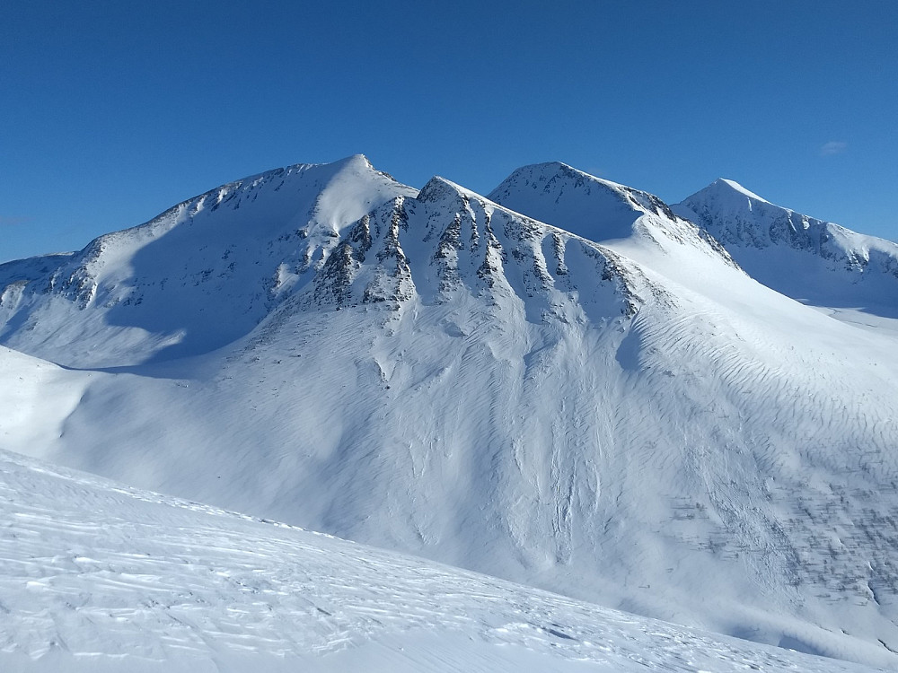 Vinden har tatt godt på vestsida av fjella.