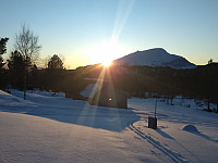 Nede igjen. Sola går ned bak Tusten.