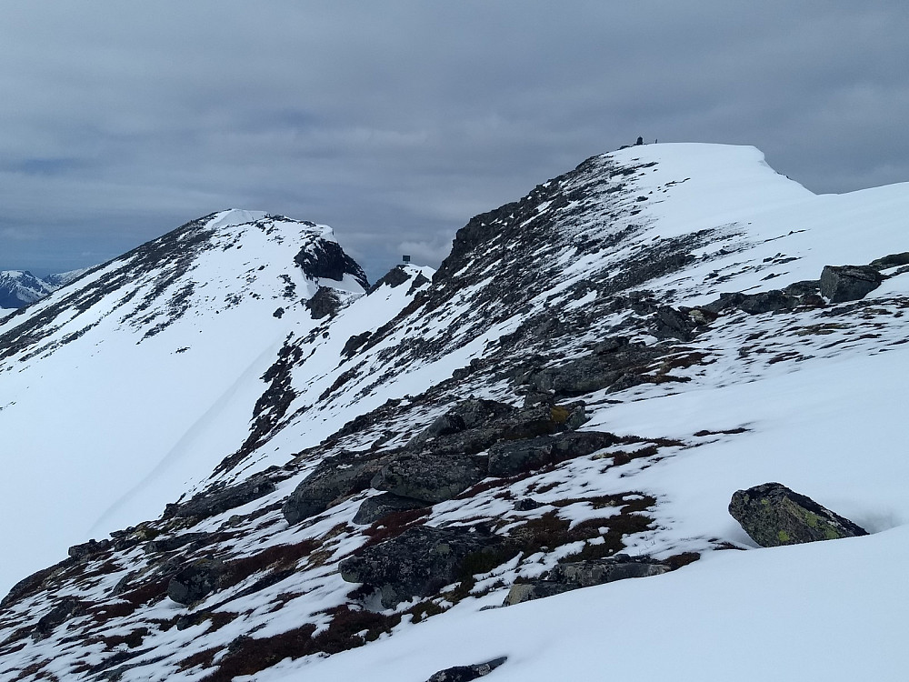 Snøtinden og Stortussen. Personen foran i løypa har nådd toppen av Snøtinden etter å ha gått opp sørflanken.