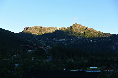 Dagens topper fra hotellrommet rett etter soloppgang. Vesle Røgjin framme til høyre, Røgjin bak til venstre.