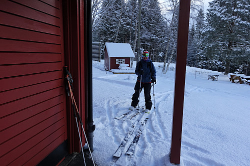 Stas med ski inn/ut igjen.