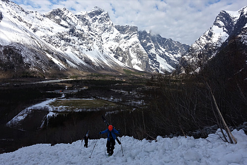 Med ski på sekk opp renna.