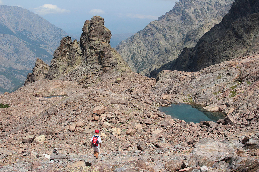 På vei ned til et forfriskende bad i Lac d'Argentu