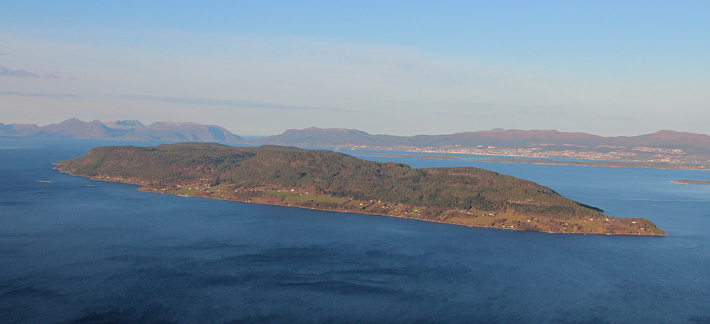 Utsikt mot øya Sekken fra Randsetfjellet.
