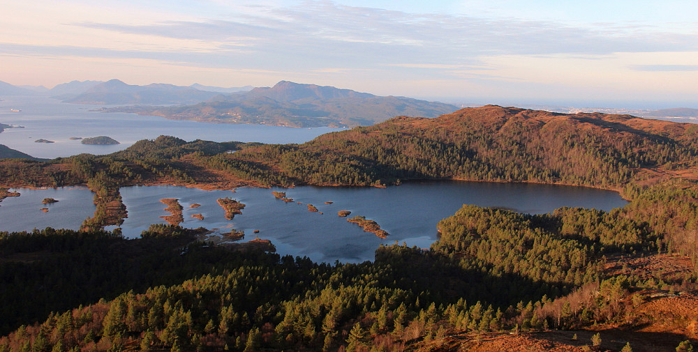 Vestover fra Valfjellet mot Fjellsetervatnet og Årsundfjellet. Stien krysser vatnet på landtunga til venstre.