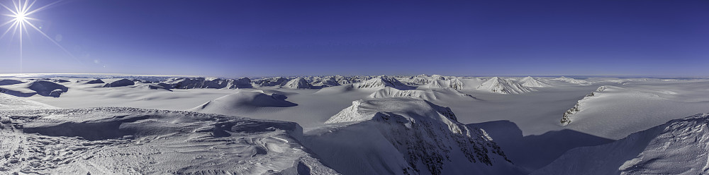 Utsikt over Atomfjellene på Svalbard.