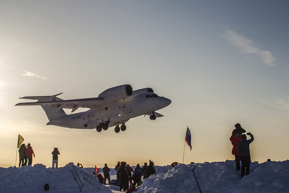 Flyet på vei ned Camp Barneo