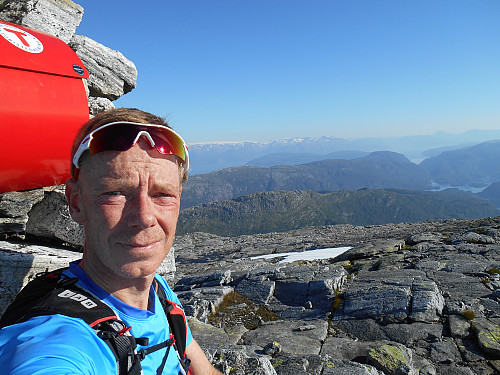 En liten pause på toppen av Loftet 1236moh Folgefonna i bakgrunnen
