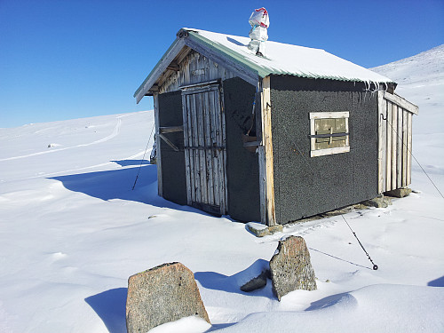 Hytta "Alaska" ved Snøfjellstjønnin. Her ble det mange overnattinger på slutten av 70-tallet og første spire til min friluftsinteresse ble sådd..