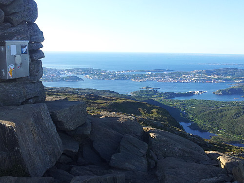 Flott mot Kristiansund, men stri vind som ikke er synlig på foto..