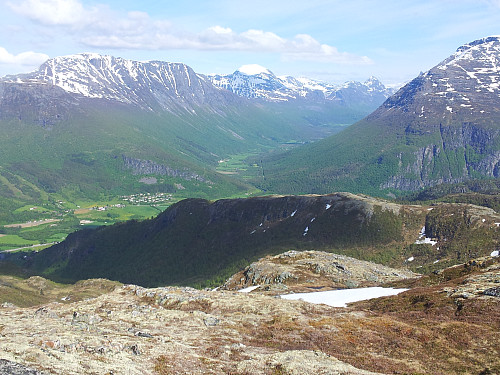 Mot Ålvundeid & Viromdalen. Snøfjellet midt i bildet