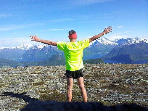 Mot Romsdalsfjell ved sommersolhverv kl 16.38