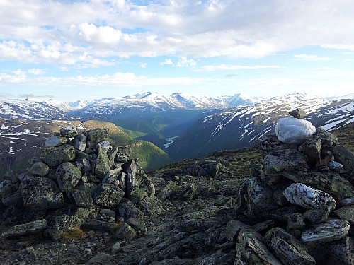 Vakkert innover Bøverdalen. Flomstor elv.