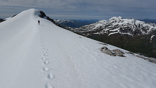 Sula-toppene til høyre