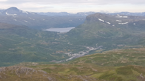 Utsikt mot Tyinkrysset og Otrøvatnet. Suletinden til venstre 