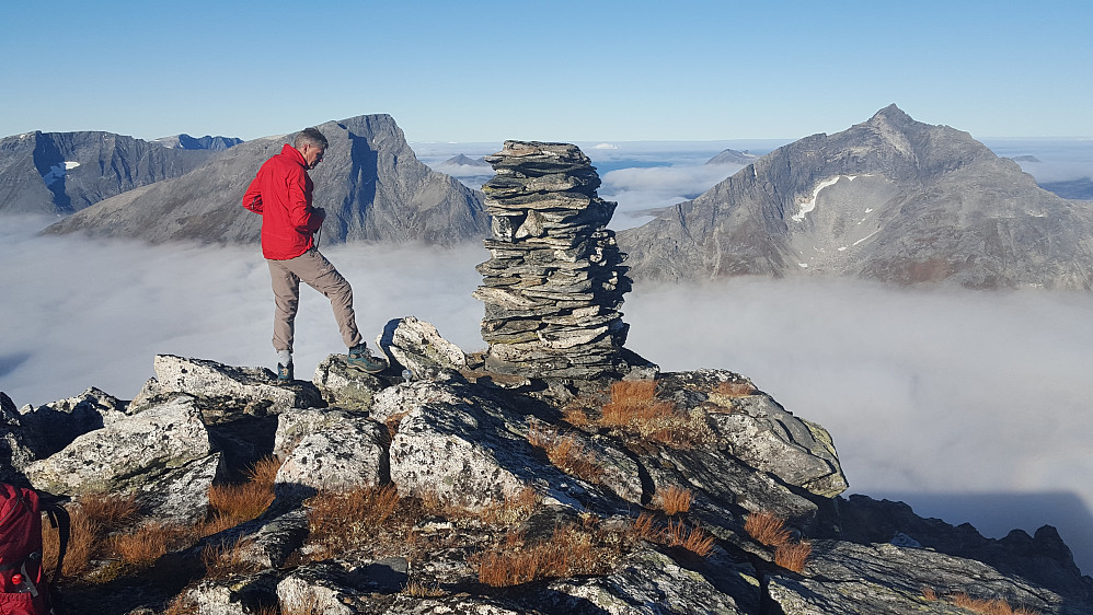 Nonstinden & Middagstinden over tåkehavet