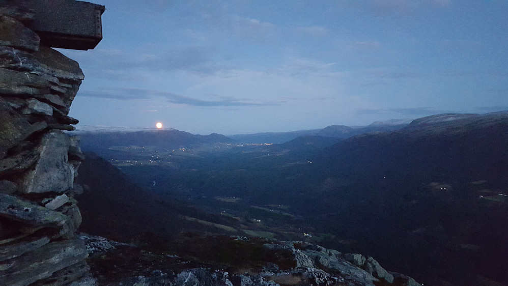 Fullmåne i kveld. Oppdal sentrum midt i bildet