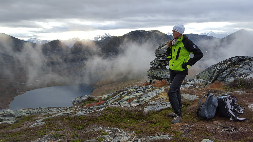 På Skrokkenfjellet med Måsvatnet rett nedenfor