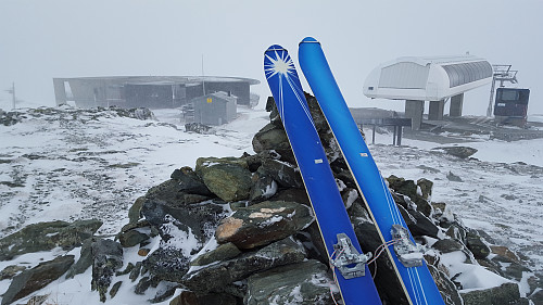 Snø er kommet, men likevel avblåst på toppen